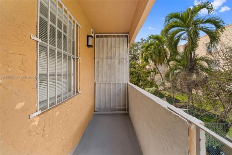 Condo in Miami, Florida, 2 bedrooms  № 2064159 - photo 14