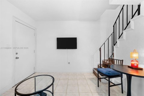 Condo in Miami, Florida, 2 bedrooms  № 2064159 - photo 2
