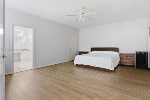 House in Aventura, Florida 3 bedrooms, 221.11 sq.m. № 2086653 - photo 16