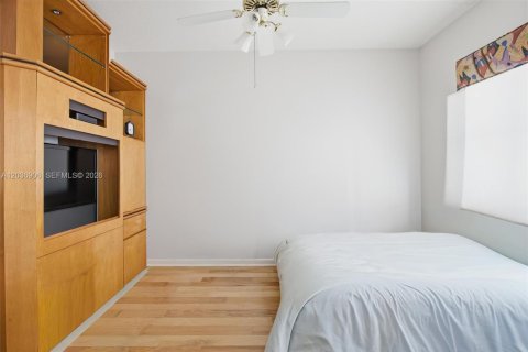 House in Aventura, Florida 3 bedrooms, 221.11 sq.m. № 2086653 - photo 28