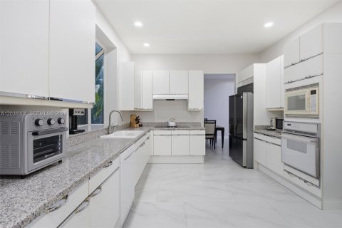 House in Aventura, Florida 3 bedrooms, 221.11 sq.m. № 2086653 - photo 9