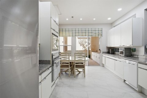 House in Aventura, Florida 3 bedrooms, 221.11 sq.m. № 2086653 - photo 10