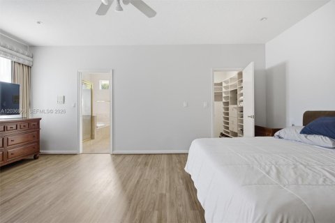 House in Aventura, Florida 3 bedrooms, 221.11 sq.m. № 2086653 - photo 17