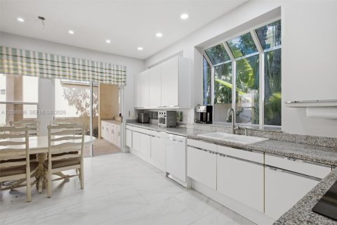House in Aventura, Florida 3 bedrooms, 221.11 sq.m. № 2086653 - photo 11