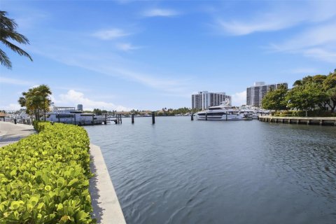 House in Aventura, Florida 3 bedrooms, 221.11 sq.m. № 2086653 - photo 30