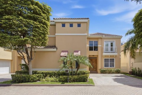 House in Aventura, Florida 3 bedrooms, 221.11 sq.m. № 2086653