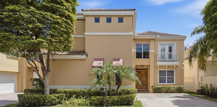 House in Aventura, Florida 3 bedrooms, 221.11 sq.m. № 2086653