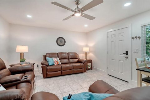 Copropriété à vendre à Sarasota, Floride: 2 chambres, 72.46 m2 № 2416880 - photo 5