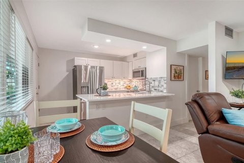 Copropriété à vendre à Sarasota, Floride: 2 chambres, 72.46 m2 № 2416880 - photo 8