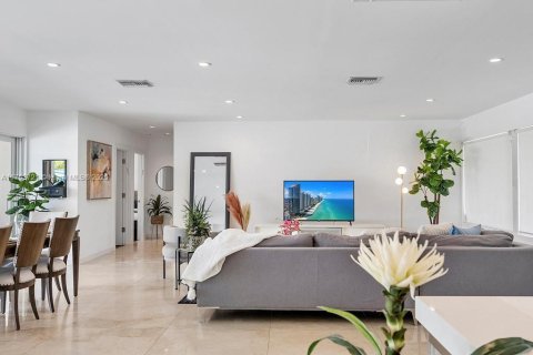 House in North Miami Beach, Florida 4 bedrooms, 220.36 sq.m. № 1573171 - photo 3
