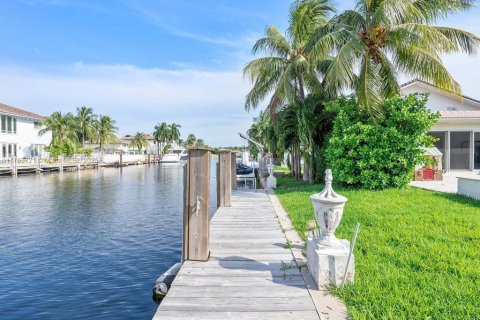 House in North Miami Beach, Florida 4 bedrooms, 220.36 sq.m. № 1573171 - photo 23