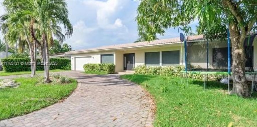 Villa ou maison à North Miami Beach, Floride 4 chambres, 220.36 m2 № 1573171