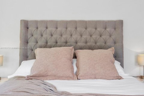 House in North Miami Beach, Florida 4 bedrooms, 220.36 sq.m. № 1573171 - photo 16