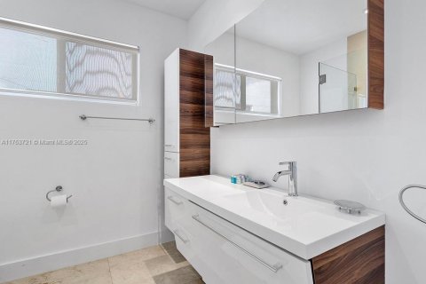 House in North Miami Beach, Florida 4 bedrooms, 220.36 sq.m. № 1573171 - photo 9