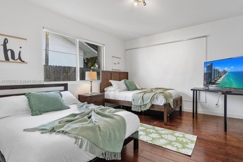 House in North Miami Beach, Florida 4 bedrooms, 220.36 sq.m. № 1573171 - photo 8