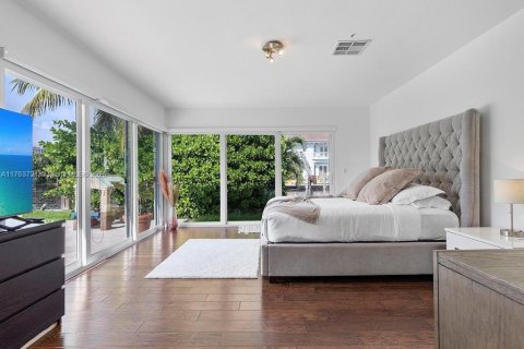 House in North Miami Beach, Florida 4 bedrooms, 220.36 sq.m. № 1573171 - photo 15