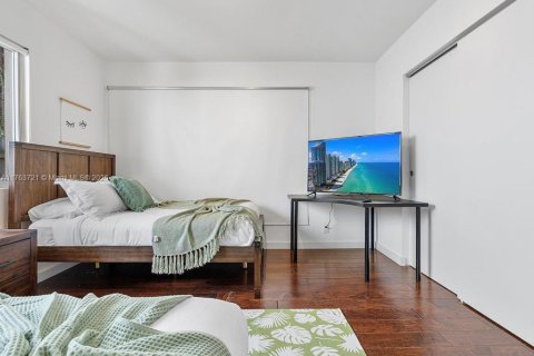 House in North Miami Beach, Florida 4 bedrooms, 220.36 sq.m. № 1573171 - photo 19