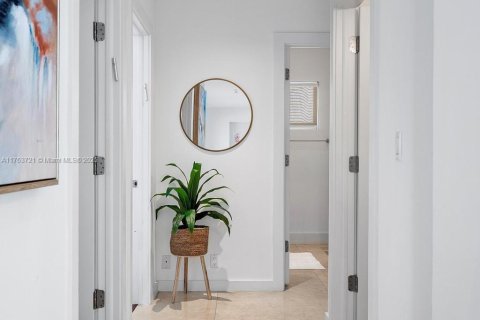 House in North Miami Beach, Florida 4 bedrooms, 220.36 sq.m. № 1573171 - photo 13