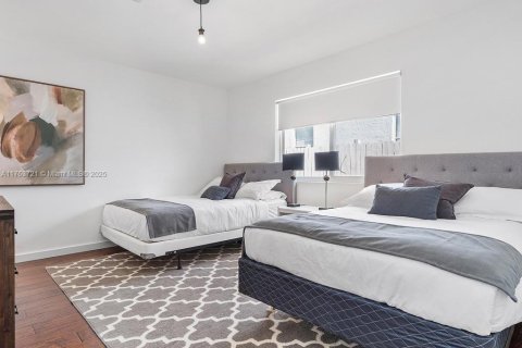 House in North Miami Beach, Florida 4 bedrooms, 220.36 sq.m. № 1573171 - photo 10