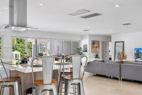 House in North Miami Beach, Florida 4 bedrooms, 220.36 sq.m. № 1573171 - photo 4