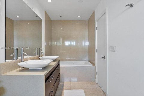 House in North Miami Beach, Florida 4 bedrooms, 220.36 sq.m. № 1573171 - photo 18