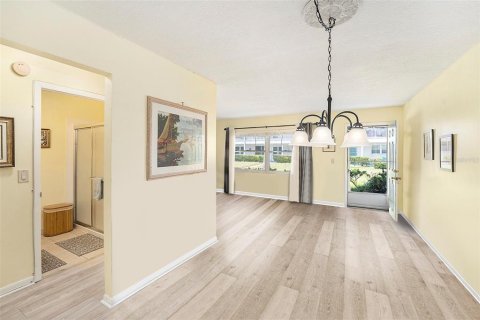 Condominio en venta en Saint Petersburg, Florida, 1 dormitorio, 69.21 m2 № 2226585 - foto 2