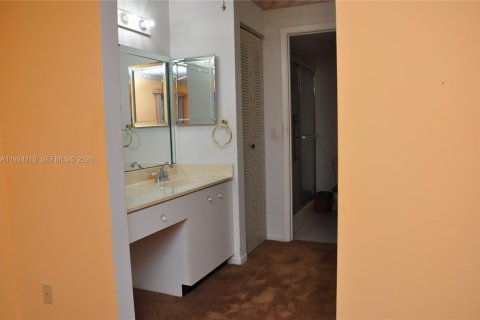 Copropriété à vendre à Pembroke Pines, Floride: 2 chambres, 97.73 m2 № 2084837 - photo 14