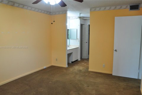 Copropriété à vendre à Pembroke Pines, Floride: 2 chambres, 97.73 m2 № 2084837 - photo 12