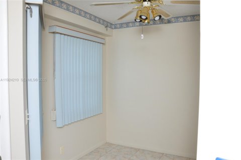 Copropriété à vendre à Pembroke Pines, Floride: 2 chambres, 97.73 m2 № 2084837 - photo 2