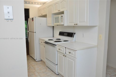 Copropriété à vendre à Pembroke Pines, Floride: 2 chambres, 97.73 m2 № 2084837 - photo 5