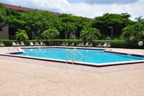 Copropriété à vendre à Pembroke Pines, Floride: 2 chambres, 97.73 m2 № 2084837 - photo 20