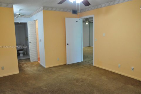 Copropriété à vendre à Pembroke Pines, Floride: 2 chambres, 97.73 m2 № 2084837 - photo 13