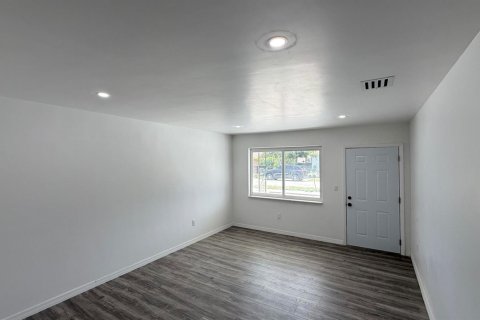 House in Miami, Florida 2 bedrooms, 236.99 sq.m. № 2179374 - photo 6