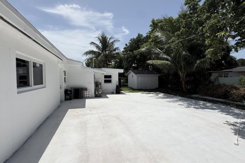 House in Miami, Florida 2 bedrooms, 236.99 sq.m. № 2179374 - photo 17
