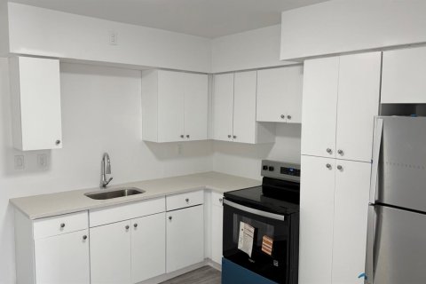 House in Miami, Florida 2 bedrooms, 236.99 sq.m. № 2179374 - photo 9