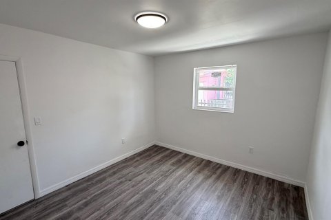 House in Miami, Florida 2 bedrooms, 236.99 sq.m. № 2179374 - photo 12