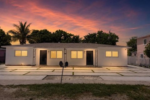 House in Miami, Florida 2 bedrooms, 236.99 sq.m. № 2179374