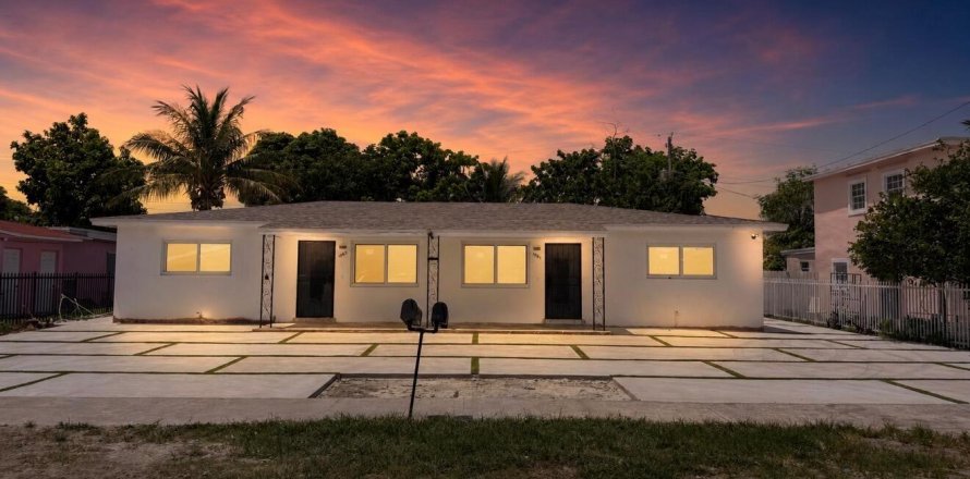 House in Miami, Florida 2 bedrooms, 236.99 sq.m. № 2179374