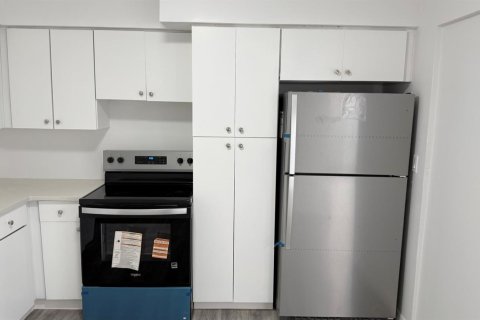 House in Miami, Florida 2 bedrooms, 236.99 sq.m. № 2179374 - photo 8