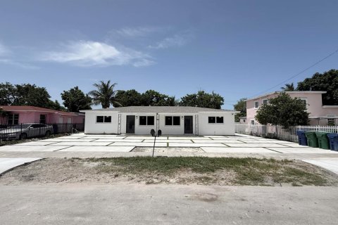 House in Miami, Florida 2 bedrooms, 236.99 sq.m. № 2179374 - photo 2