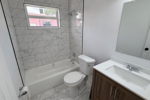 House in Miami, Florida 2 bedrooms, 236.99 sq.m. № 2179374 - photo 10