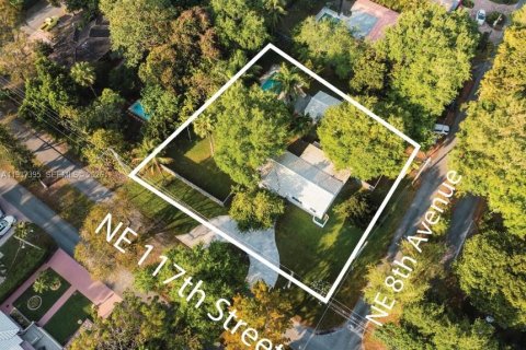 House in Biscayne Park, Florida 3 bedrooms, 141.03 sq.m. № 1996180