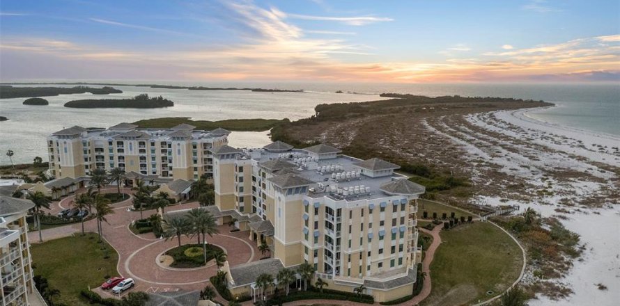 Condo in Saint Petersburg, Florida, 3 bedrooms  № 2124102