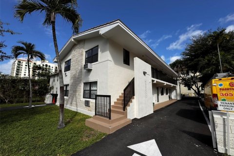 Apartment in Coral Gables, Florida 2 bedrooms, 459.87 sq.m. № 1952656 - photo 2