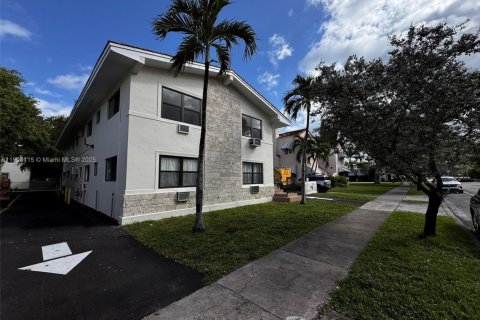 Apartment in Coral Gables, Florida 2 bedrooms, 459.87 sq.m. № 1952656 - photo 1