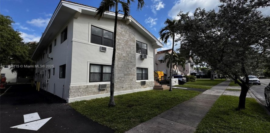 Apartment in Coral Gables, Florida 2 bedrooms, 459.87 sq.m. № 1952656