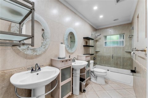 Casa en venta en Miami, Florida, 5 dormitorios, 215.9 m2 № 1944837 - foto 17