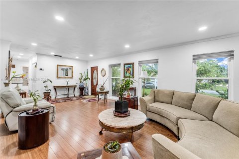 Casa en venta en Miami, Florida, 5 dormitorios, 215.9 m2 № 1944837 - foto 7