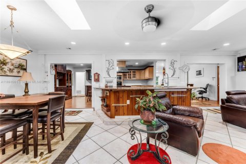 Casa en venta en Miami, Florida, 5 dormitorios, 215.9 m2 № 1944837 - foto 13