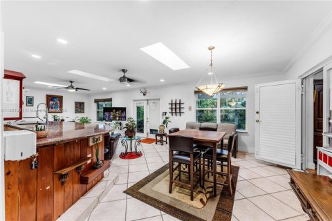 Casa en venta en Miami, Florida, 5 dormitorios, 215.9 m2 № 1944837 - foto 11